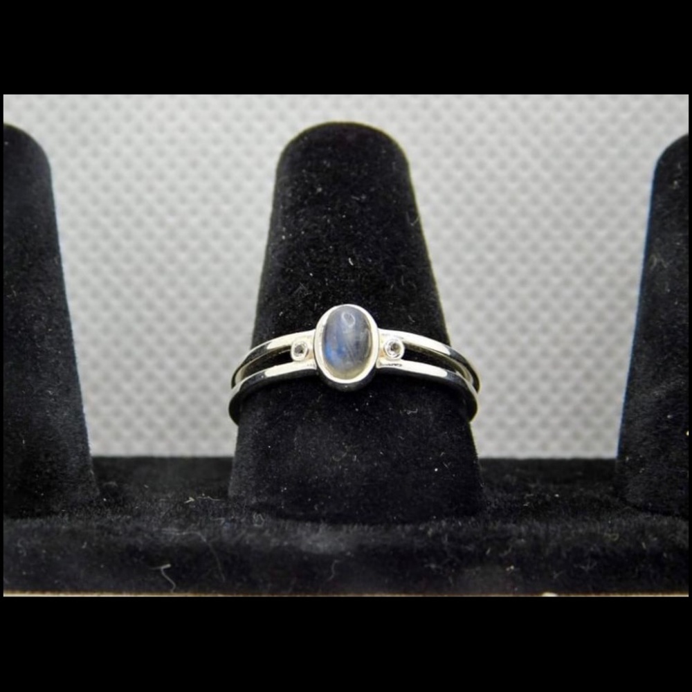 Lovely Sterling Silver Labradorite Ring - Picture 2 of 3